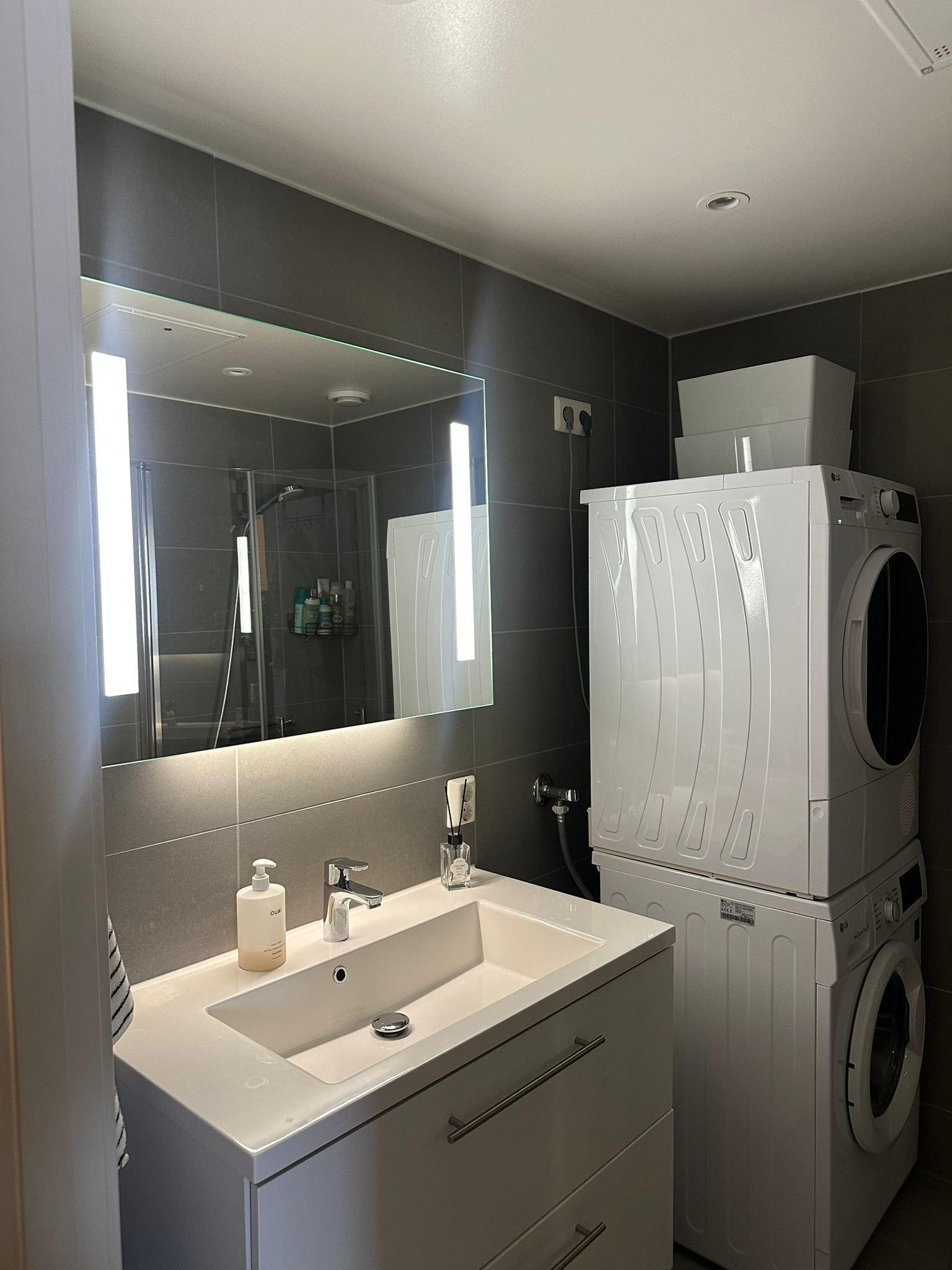 Vaskemaskin følger med. Det er også muligheter for tørketrommel